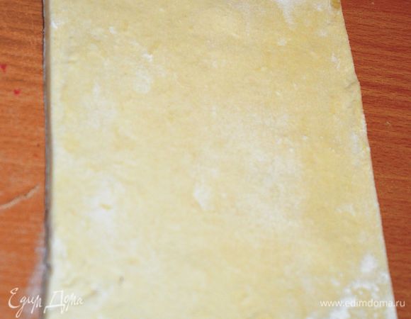 Тесто разморозить.нарезать на прямоугольники .Размер слойки по Вашему вкусу.Я делала слоечки длиной с ладошку и не очень широкие.