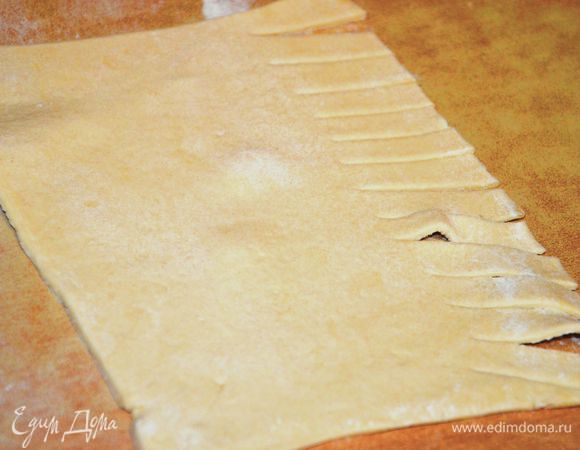 Слегка раскатать прямоугольник,совсем слегка.Надрезать края с двух сторон в виде елочки.