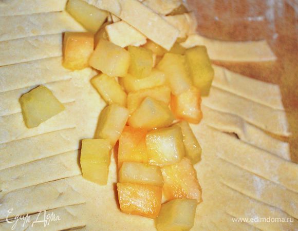 Дыню очистить от семян и кожуры.Нарезать мелким кубиком.Выложить дыню на тесто и заплести косой края теста.