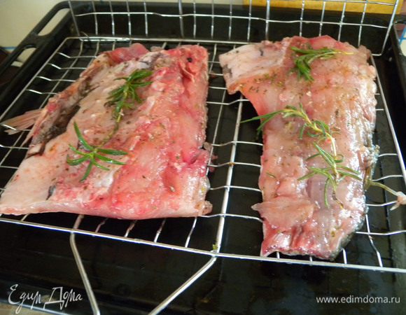 Рыбу почистить и порезать большими кусками. Уложить в глубокую посудину слоями лук (порезать кольцами) рыбу и розмарин. Вино смешать с белым перцем и залить рыбу. Отправить в холодильник мариноваться. Обычно я это делаю утром, чтобы у вечеру рыбка была бесподобной.  Вынуть рыбу с маринада. Дать стечь. Промазать обильно растительным маслом (чтобы не прилипла к решетке. Уложить в решетку с ветками розмарина. 