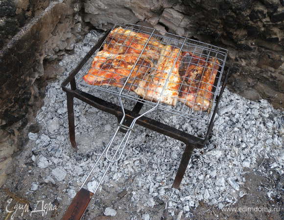  Пожарить на углях. Обычно по пару минут с двух сторон. Розмарин не успеет обуглиться :-)