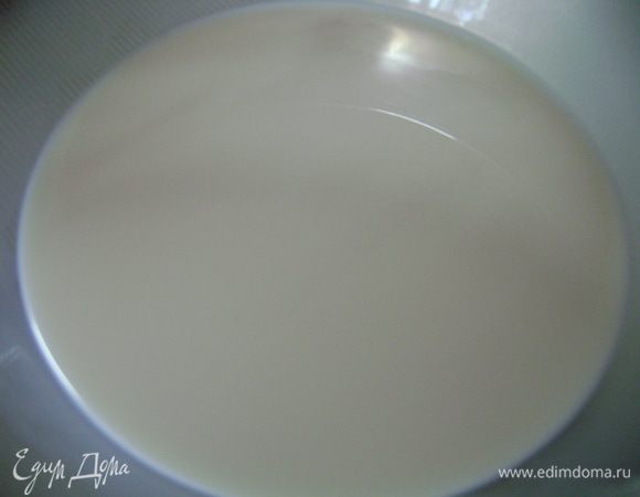 Дрожжи растворить в теплом молоке.