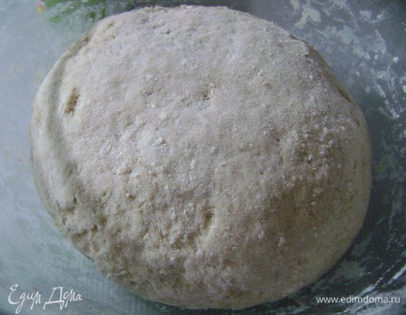 Затем порциями вводить просеянную муку, замешивая гладкое эластичное тесто. Муки может уйти больше или меньше, поскольку вся она разная, главное, чтобы тесто не прилипало к рукам. Накрываем полотенцем и оставляем минимум на час.