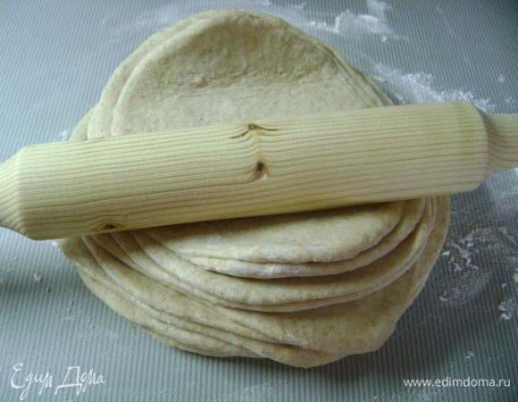 Дальше раскатываем нашу стопочку. Если тяжело сразу всю раскатать, разрезать пополам.