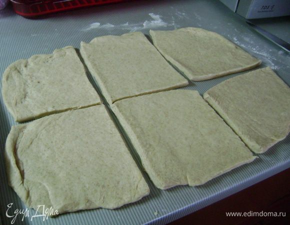 Разрезаем на примерно равные квадраты. 