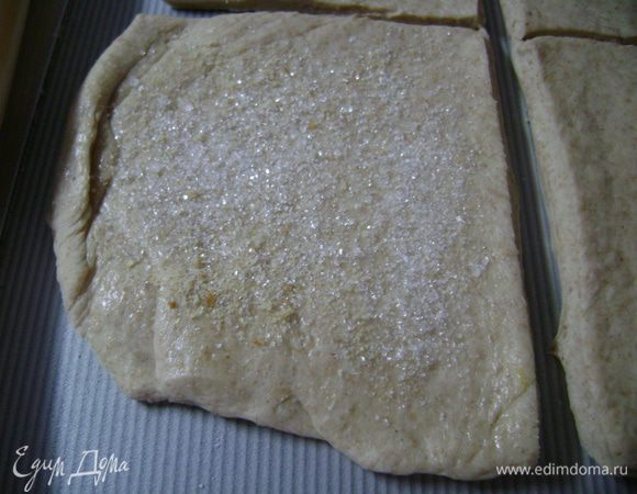 Смазываем сливочным маслом, посыпаем слегка хлебными сухарями и сахаром.