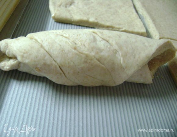 Заворачиваем рулетом и укладываем на противень, застеленный пергаментной бумагой. Так формируем рулетики из всего теста и оставляем их на 40-60 мин.