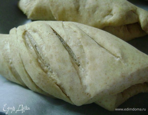 Затем очень острым ножом или ножом-пилкой делаем надрезы сверху.