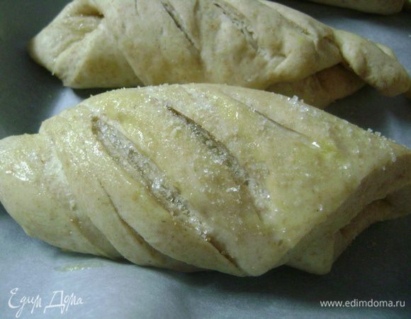 Смазываем сливочным маслом и опять слегка присыпаем хлебными крошками и сахаром. 