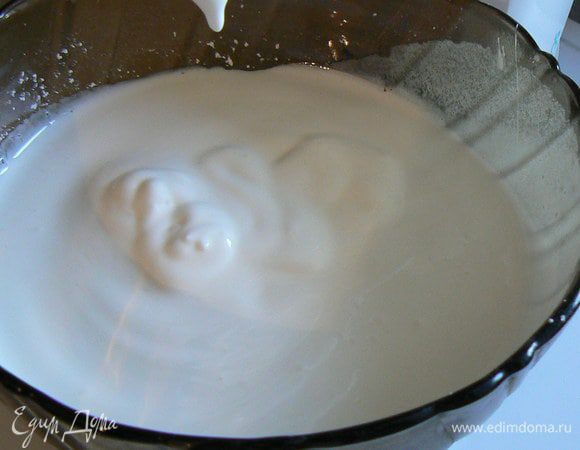 Отдельно взбейте белки с сахарной пудрой 

