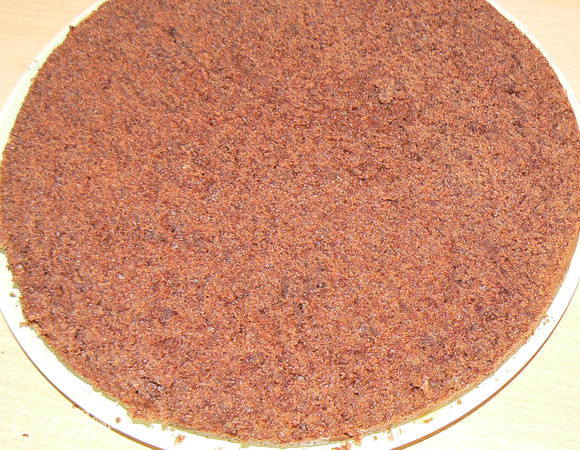 разделите корж на две части