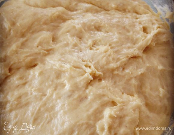 Итак, в тёплом молоке разводим дрожжи, добавляем соль. Отдельно взбить яйца(комнатной температуры) с сахаром, добавить сюда масло. Масляную смесь вливаем в молоко и тщательно перемешиваем ингредиенты. К смеси просеиваем муку и вымешиваем. Оставить в тёплом месте на час. В течении этого часа один раз перемешиваем тесто и добавляем муку при необходимости.