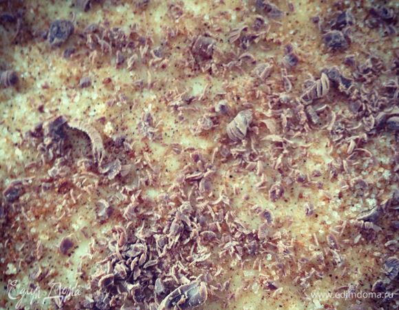 Раскатываем прямоугольник, смазываем его слив.маслом и сверху посыпаем корицей с сахаром. Последним делом посыпаем сверху тёртый шоколад.