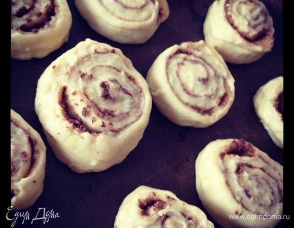 Скручиваем плотный рулет и разрезаем его на булочки ( около 5 см. толщиной). Я разрезала ниткой, неплохо получается. Булочки выложить на противень и дать немного настояться.