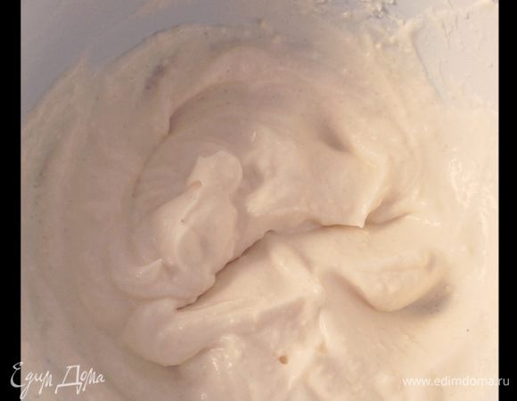 Все ингредиенты для сливочной глазури смешать вместе при помощи венчика. Сахар конечно добавлять по вкусу)))Крем убрать в холодильник до надобности.