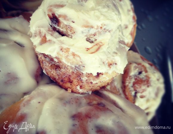 Когда булочки станут тёплыми, выкладываем на них крем)