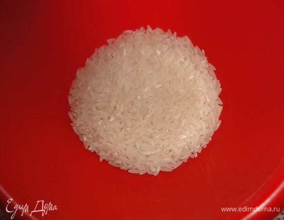 Рис отварить 10 минут и откинуть на дуршлаг.