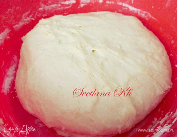 Из всех ингредиентов замесить мягкое тесто. Накрыть полотенцем и дать подойти.