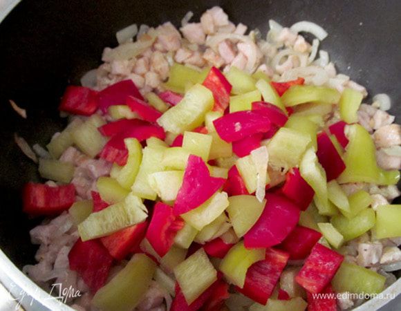 Готовим начинку. Все овощи и мясо нарезать мелким кубиком.
Сначала  слегка поджарить лук, добавить куриное мясо. Жарить 5 минут. Затем добавить перец.