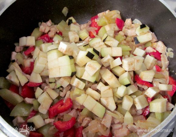 Через 3 минуты  добавить мелко нарезанные баклажаны. Жарить еще 4 минуты.