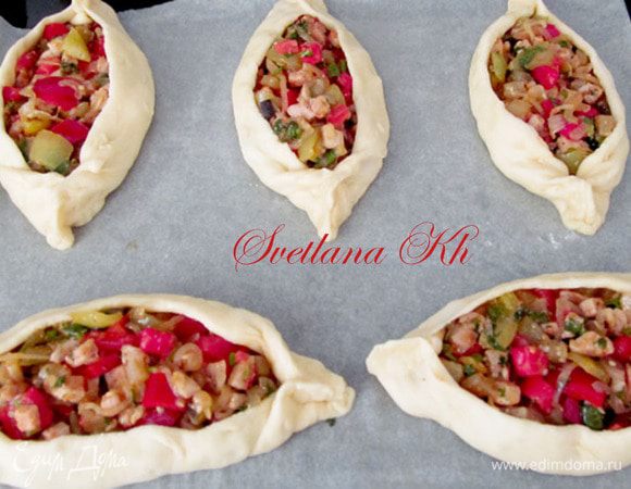 Сформировать "лодочку", защипывая краешки по уголкам. У меня получилось 8 шт.