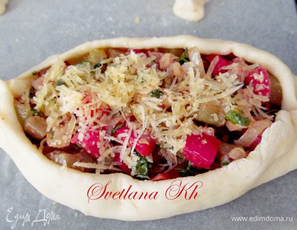 Пиде посыпать второй половиной оставшегося сыра и запечь в духовке при 200 г 30 минут.