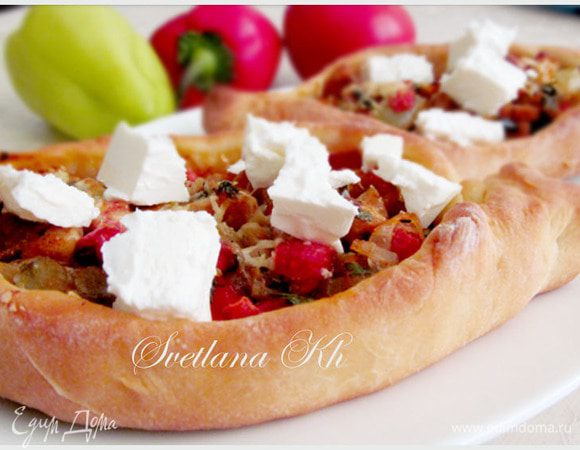 Достать из духовки, сбрызнуть водой и накрыть полотенцем. Дать постоять 10 минут. Я люблю их подавать с фетой или с йогуртовым соусом с чесноком и зеленью.