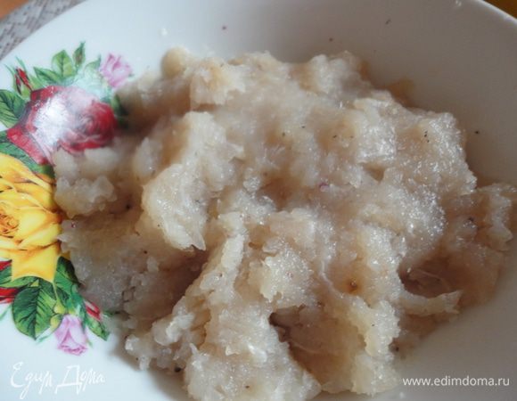 Куринное филе смолоть вместе с луковицей в комбайне, посолить, поперчить.