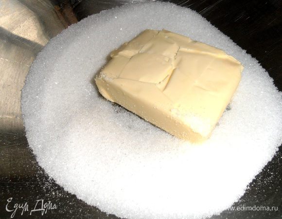 Масло достаём заранее,чтобы было комнатной температуры...Растираем с сахаром и ванилью.