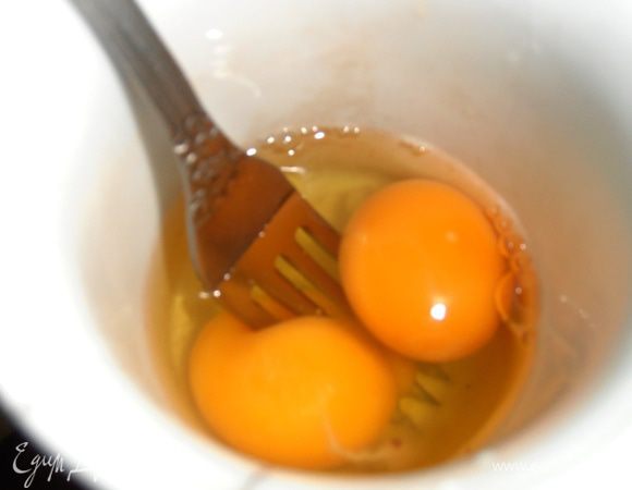 Взбиваем вилкой 2 крупных яйца или 3 мелких.