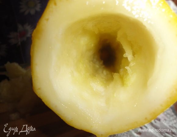 При помощи длинной ложки или ножа удалить всю мякоть из кабочка и очистить "шапочку" от мякоти.