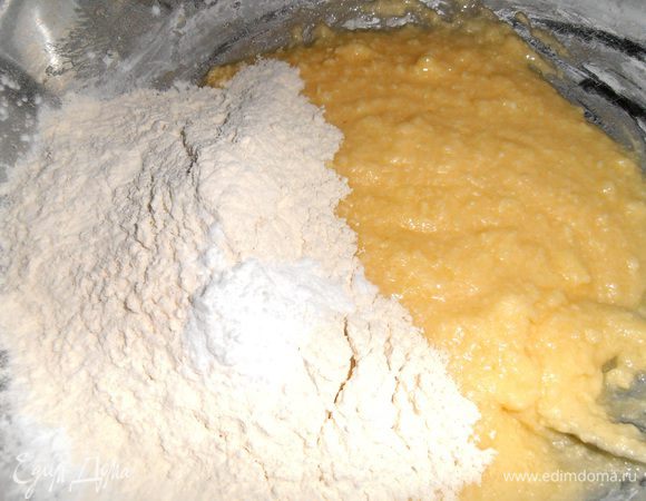 Высыпаем 1 стакан муки с содой...