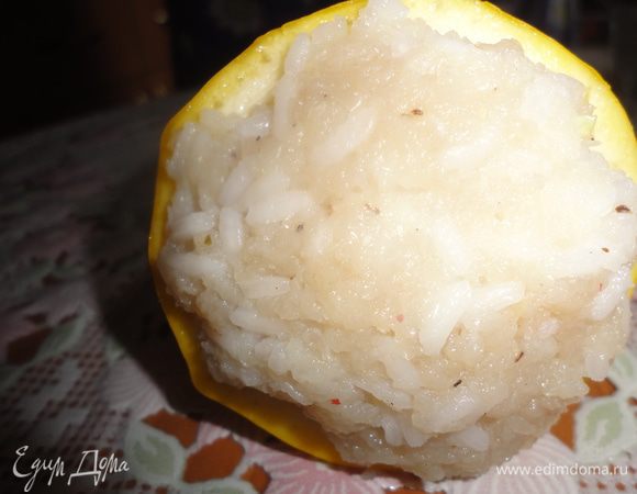 Нафоршировать кабачок и "шапочку" фаршем.