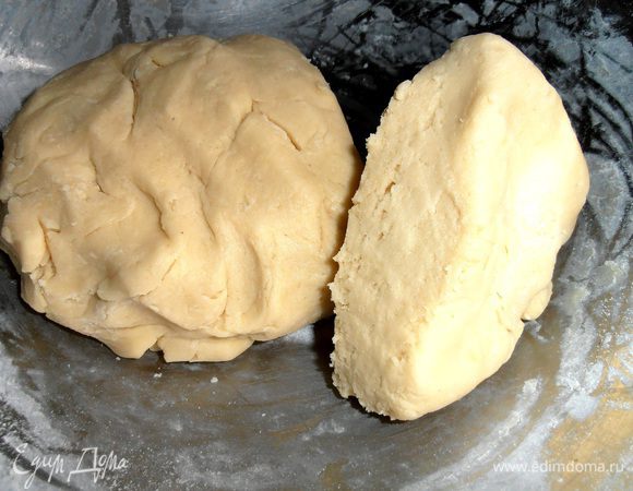Тесто очень податливое,мягкое и эластичное,но,к сожалению,долго его месить нельзя,иначе нагреется от рук!Отрезаем треть теста и отправляем в морозилку на 20-30минут,остальное-просто в холодильник!