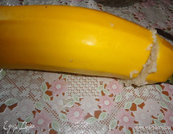 Прикрыть кабачок "шапочкой".