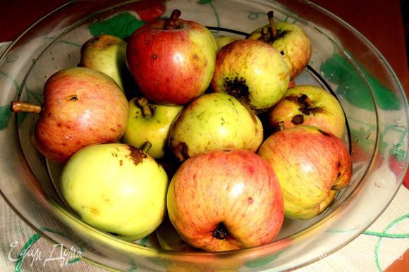 В это время займёмся начинкой.Такие садовые яблочки годятся только на компот,варенье или выпечку!Очищаем их от сердцевины(у меня был помощник в лице мужа!)