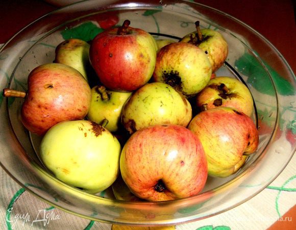 В это время займёмся начинкой.Такие садовые яблочки годятся только на компот,варенье или выпечку!Очищаем их от сердцевины(у меня был помощник в лице мужа!)