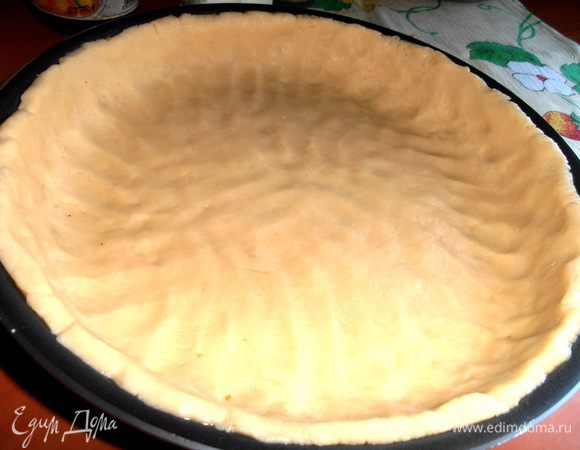 Равномерно стараемся распределить тесто по всей форме и бортам тоже!
