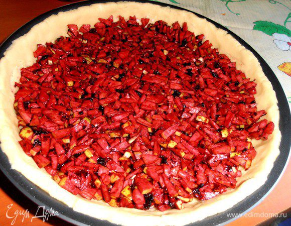 Сверху аккуратно раскладываем начинку.Если яблоки очень кислые,то можно присыпать ложкой сахара по поверхности!