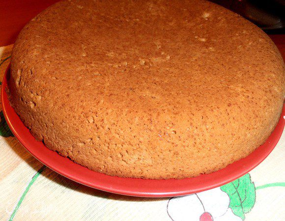 Чтобы не сломать при вынимании,мы сначала перевернули его на блюдо...