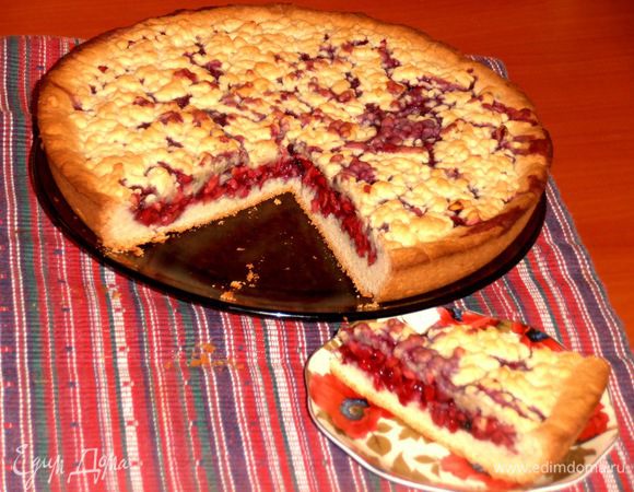 Разрезаем острым ножом нежный пирожок на удобные кусочки и пробуем с молоком или чаем!