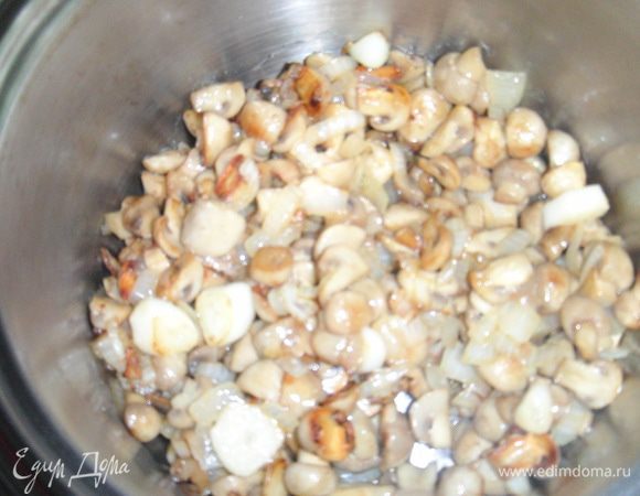 Грибы промыть, обсушить, произвольно порезать и обжарить на масле. Лук и чеснок почистить, порезать кубиками, добавить к грибам и слегка обжарить.