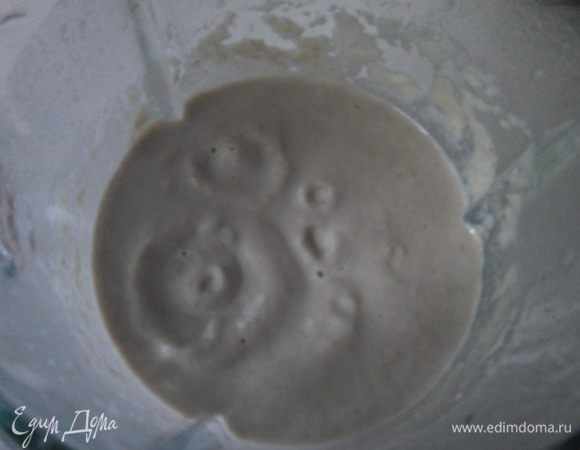 1/3 грибов выложить из супа (для украшения), зелень мелко порезать. Суп пюрировать в блендере.