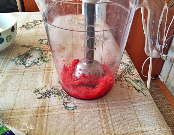 Клубнику взбиваем блендером .