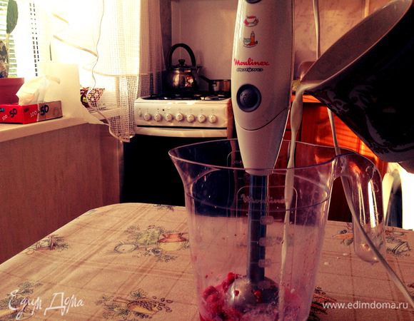 Добавляем молоко, взбиваем.