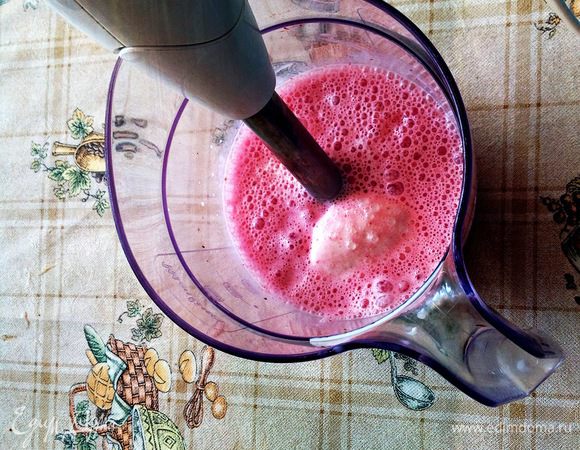 Добавляем мороженое, все хорошенько взбиваем вместе и готово .