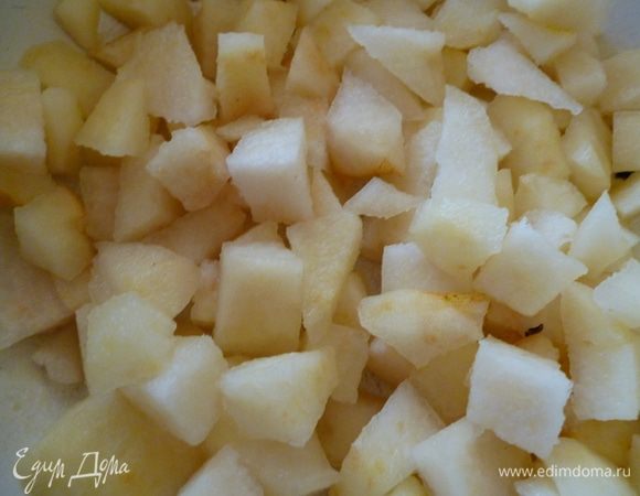Груши почистить и нарезать кубиком.