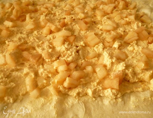 Выкладываем слой творожной массы, затем слой груш.