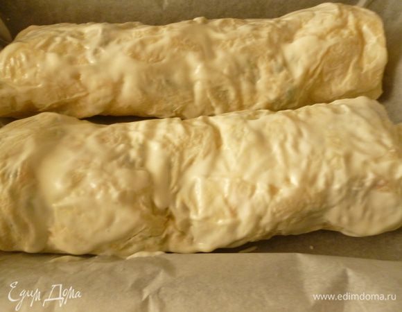 Форму для выпечки выстилаем пергаментом. Выкладываем рулеты швом вниз. Каждый рулет хорошо смазываем сметанкой сверху и с боков. Выпекаем в духовке при 160-170 градусах до золотистой корочки. Вынимаем рулеты из духовки, накрываем полотенцем и даем постоять 5-10 минут. Затем посыпать сахарной пудрой. Приятного вам аппетита! 