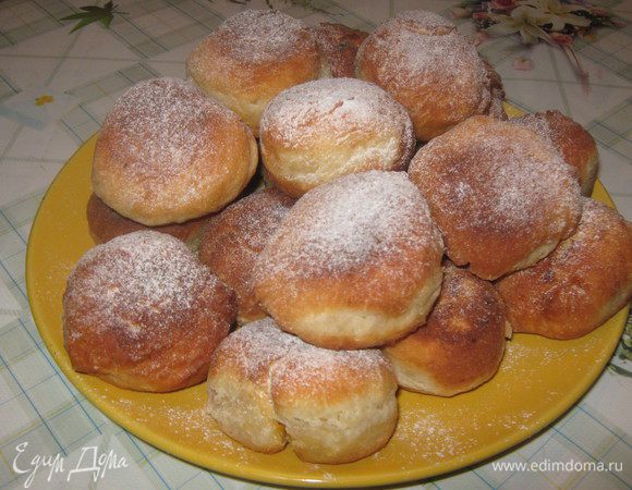 Замесить тесто. Формовать мокрыми или жирными руками шарики (внутрь можно класть кусочки фруктов или ягоды) и жарить во фритюре, переворачивая, до румяной корочки. Приятного аппетита!